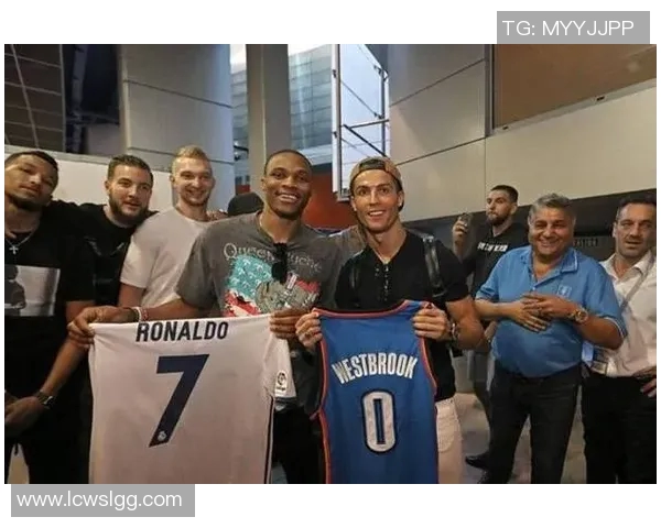 足球明星与路人亲密合影瞬间视频记录精彩时刻