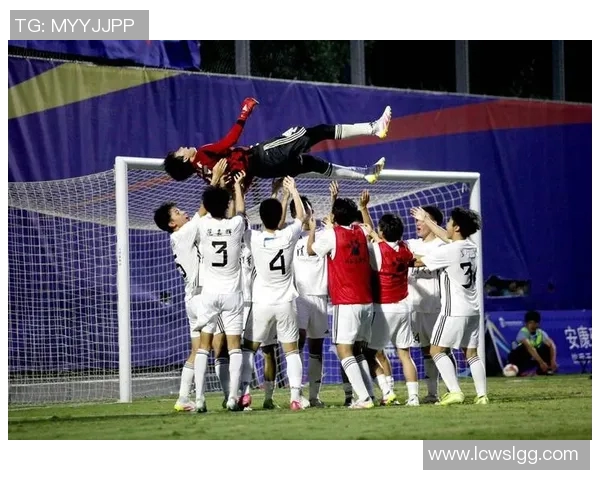 足球明星合影展现球场魅力与团队精神的精彩瞬间