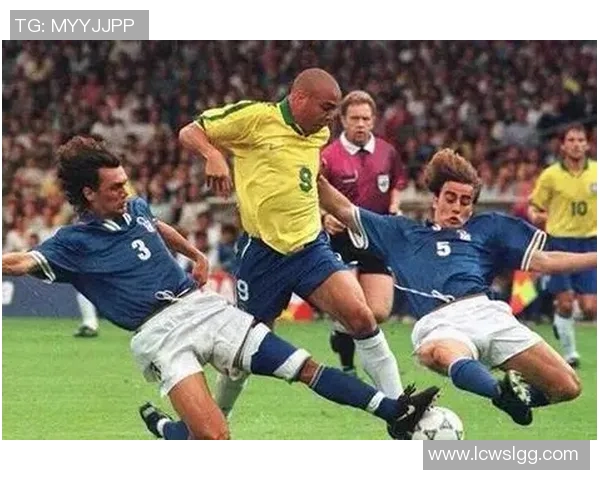 全球足球巨星与顶级俱乐部的传奇故事与辉煌成就探讨